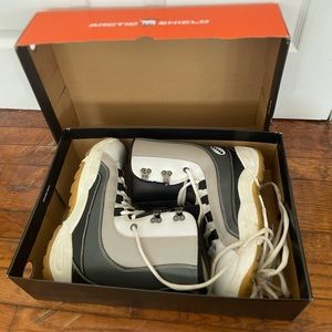 Snowboarding boots